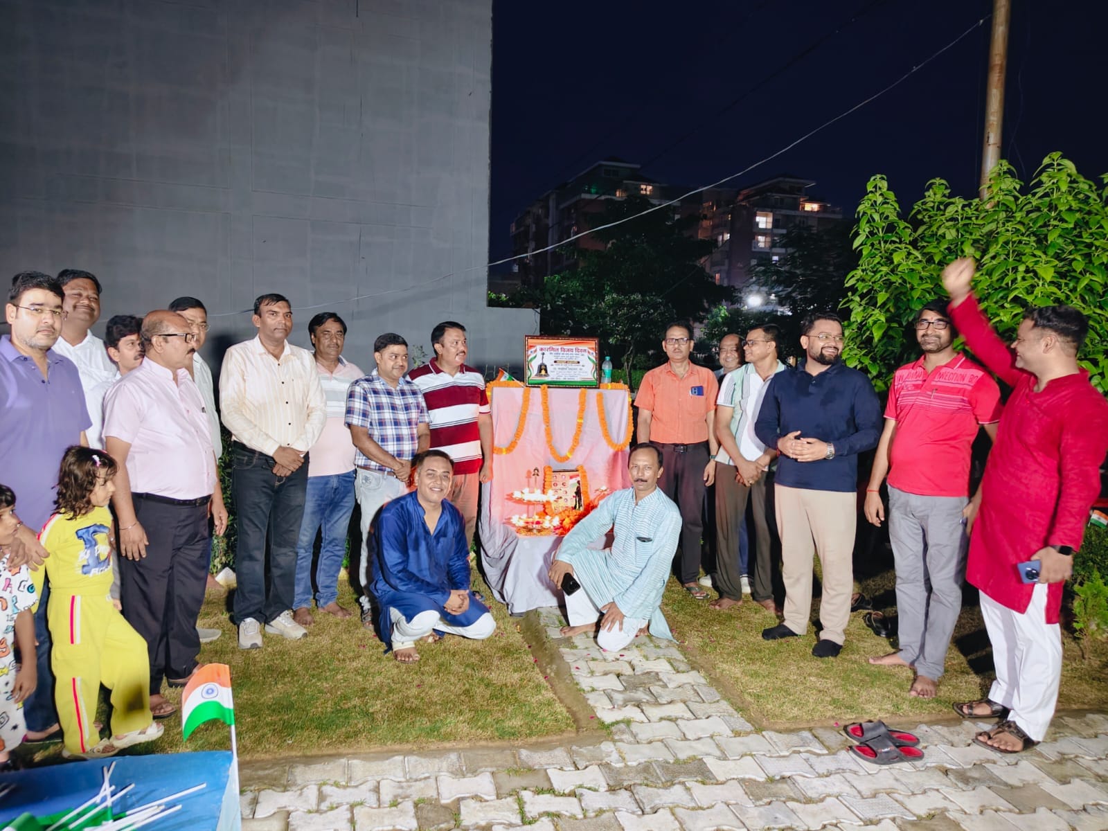 शाहजहांपुर में सैनिक बोर्ड में सैनिकों को सम्मानित करते एडीएम। स्रोत: जागरूक पाठक