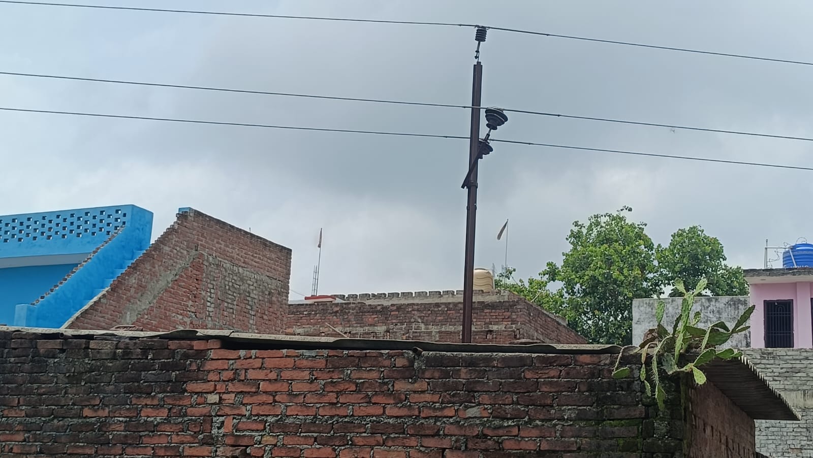 शहर से सटी नगर पंचायत नौगवां पकड़िया में घर के अंदर लगा बिजली का खंभा। संवाद शहर से सटी नगर पंचायत नौगवां पकड़िया में घर के अंदर लगा बिजली का खंभा। संवाद