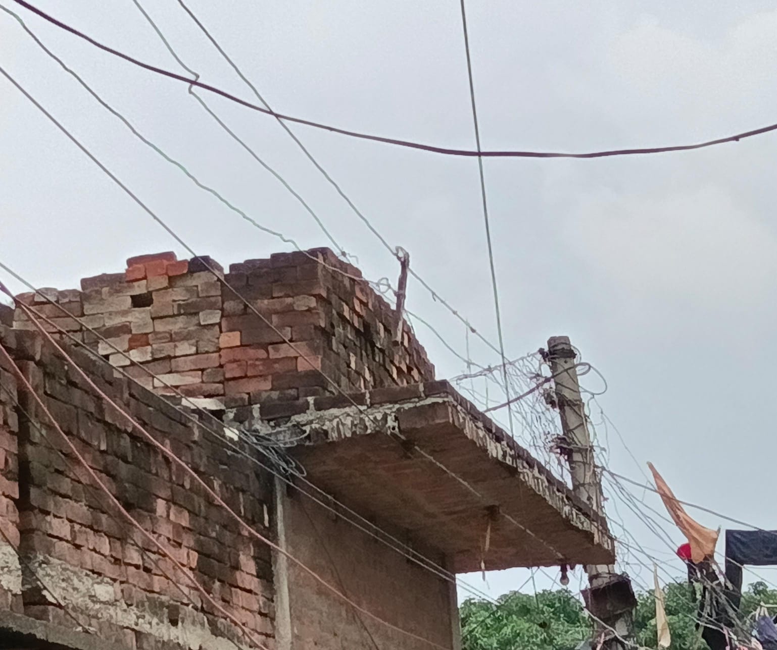 शहर से सटी नगर पंचायत नौगवां पकड़िया में घर के अंदर लगा बिजली का खंभा। संवाद शहर से सटी नगर पंचायत नौगवां पकड़िया में घर के अंदर लगा बिजली का खंभा। संवाद