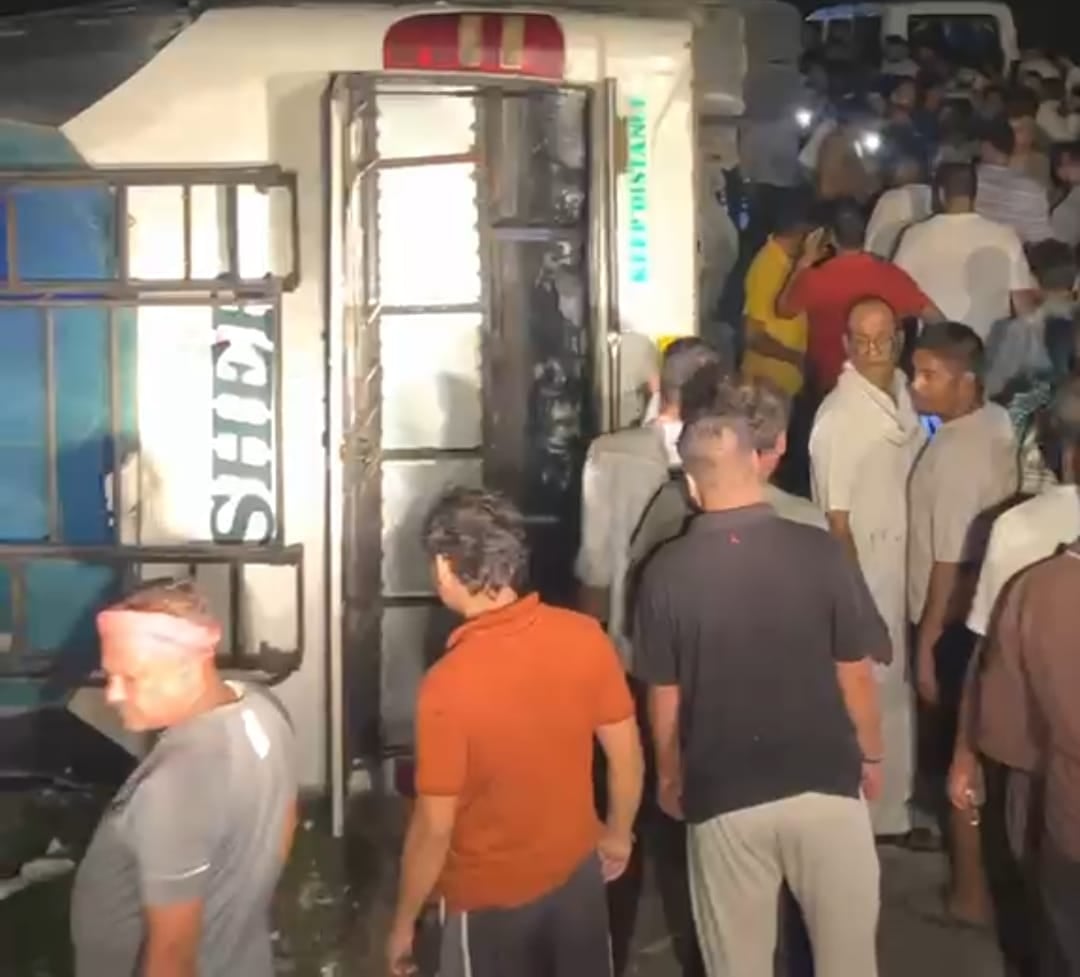 शाहतलाई में बस दुर्घटना के बाद घटनास्थल पर इकट्ठा हुए लोग। स्रोत: वीडियोग्रैब शाहतलाई में बस दुर्घटना के बाद घटनास्थल पर इकट्ठा हुए लोग। स्रोत: वीडियोग्रैब