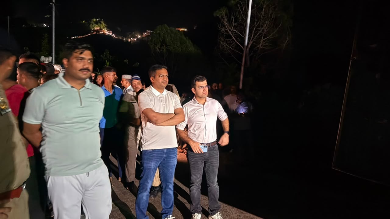 शाहतलाई में बस दुर्घटना के बाद घटनास्थल पर इकट्ठा हुए लोग। स्रोत: वीडियोग्रैब शाहतलाई में बस दुर्घटना के बाद घटनास्थल पर इकट्ठा हुए लोग। स्रोत: वीडियोग्रैब