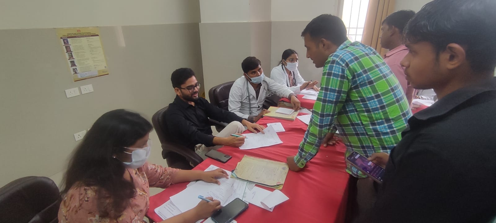 शीतलपुर ब्लॉक के गांव लोया बादशाहपुर में मलेरिया से जागरुक करते चिकित्सक। संवाद