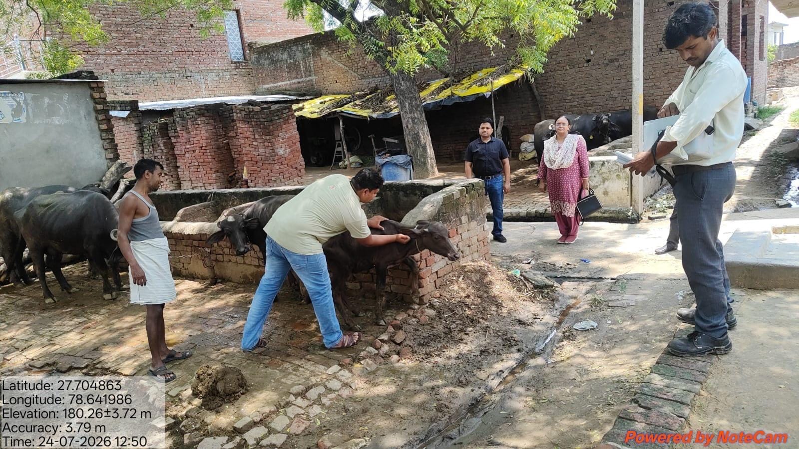 शीतलपुर ब्लॉक के गांव लोया बादशाहपुर में मलेरिया से जागरुक करते चिकित्सक। संवाद