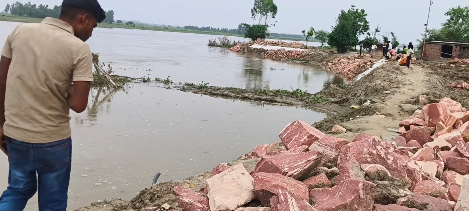 दातागंत के मकरंदापुर गांव के पास बाढ़ सुरक्षा को धता बताती रामगंगा। संवाद दातागंत के मकरंदापुर गांव के पास बाढ़ सुरक्षा को धता बताती रामगंगा। संवाद