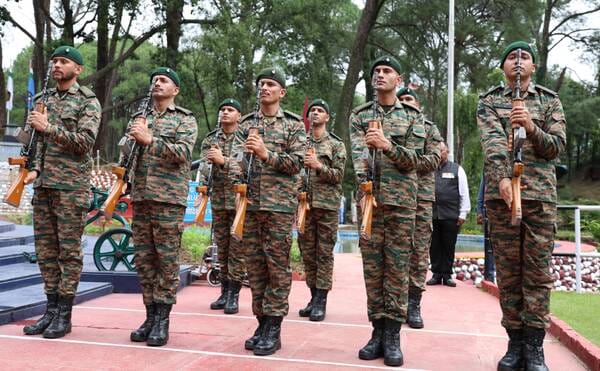 धर्मशाला के शहीद स्मारक में 27वें कारगिल विजय दिवस पर आयोजित कार्यक्रम में शहीदों को श्रद्धांजल