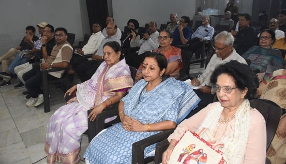 व्यंग्यकार गोपाल चतुर्वेदी को दी श्रद्धांजलि