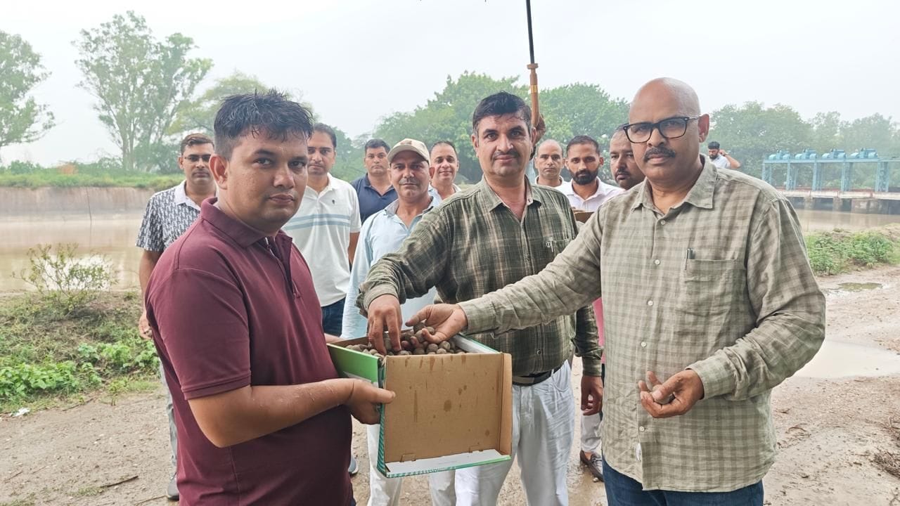14-दिल्ली रोड स्थित बीजदान केंद्र से सीड बॉल लेकर जाते स्वयंसेवक । संवाद