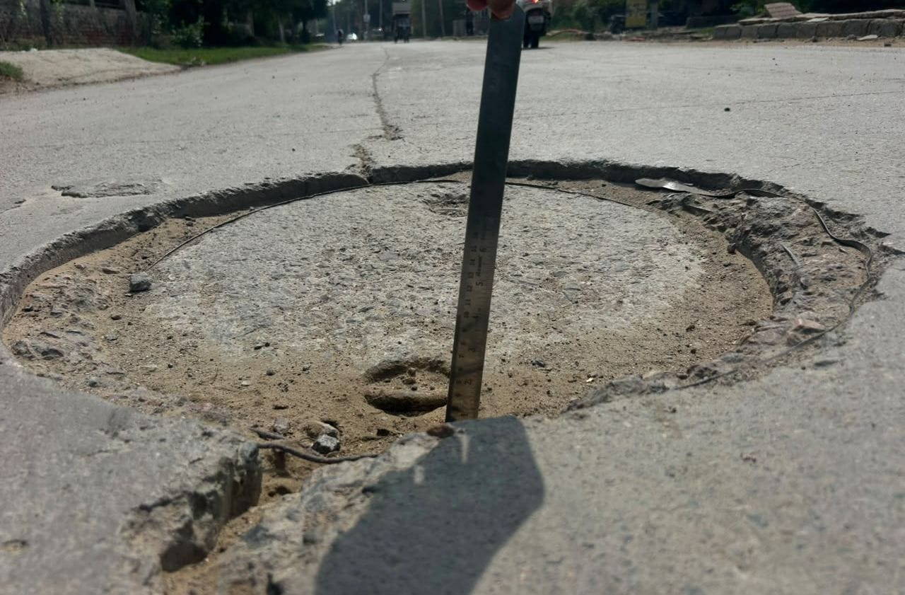 24-रोहतक के सोनीपत रोड स्टेट हाईवे की जर्जर हालत। संवाद