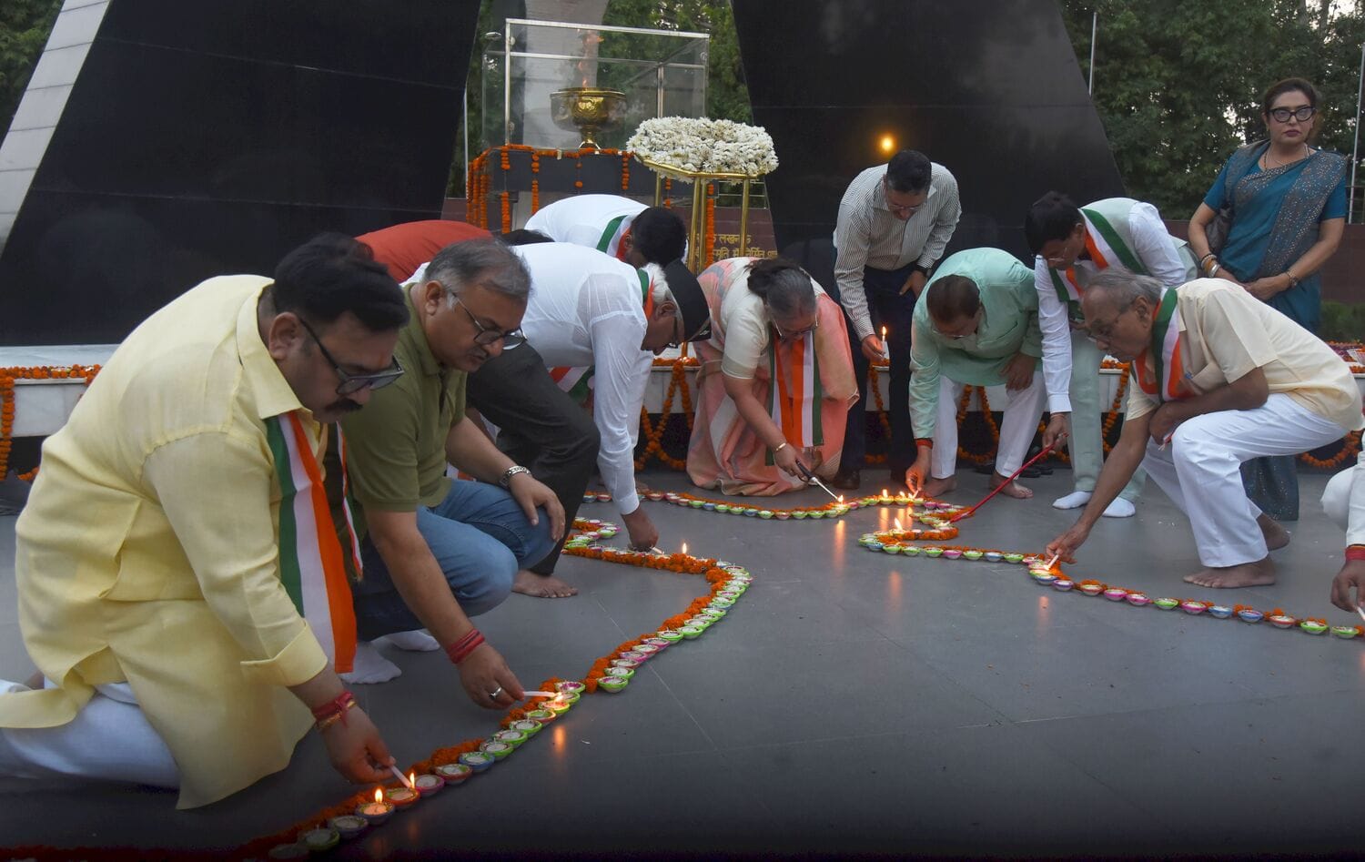 527 दीप प्रज्ज्वलित कर शहीदों को दी श्रद्धांजलि 527 दीप प्रज्ज्वलित कर शहीदों को दी श्रद्धांजलि