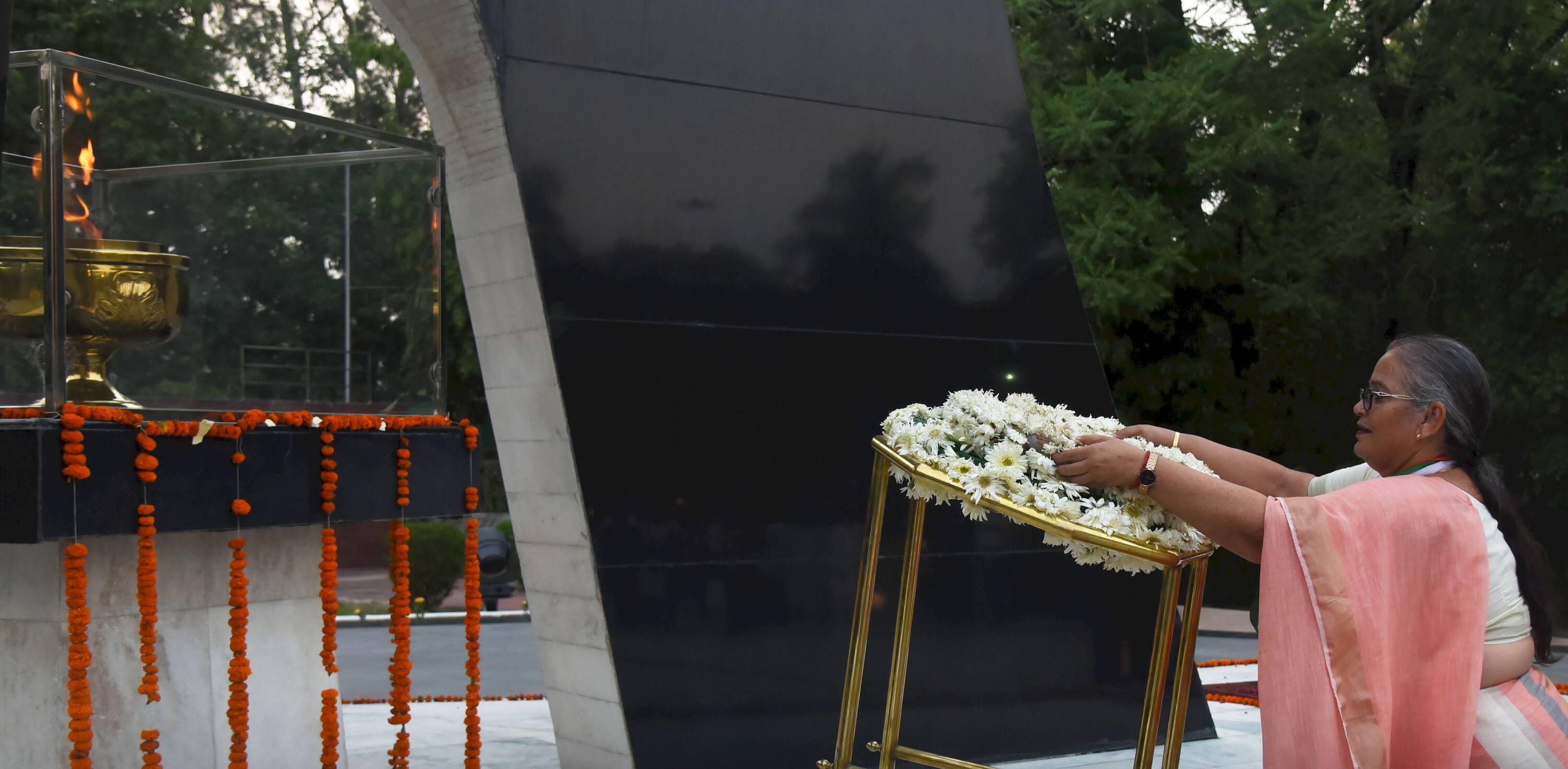 527 दीप प्रज्ज्वलित कर शहीदों को दी श्रद्धांजलि 527 दीप प्रज्ज्वलित कर शहीदों को दी श्रद्धांजलि