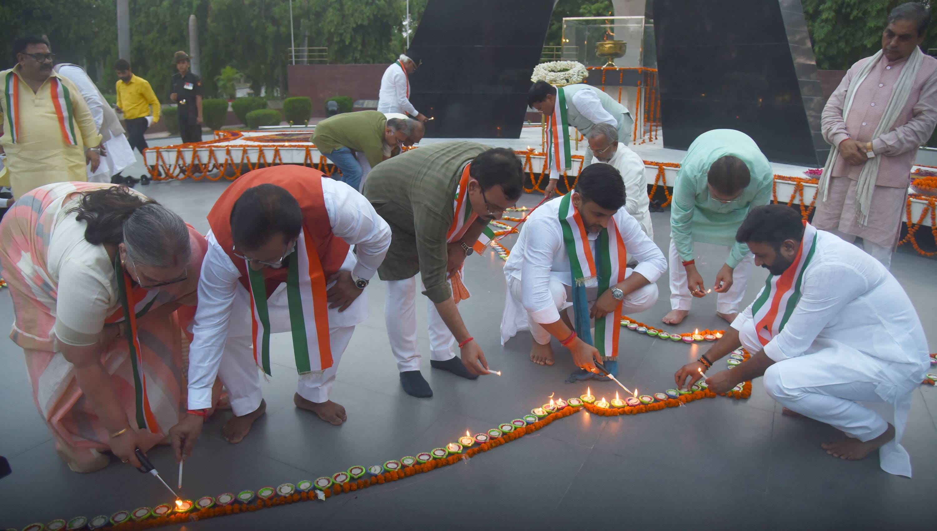 527 दीप प्रज्ज्वलित कर शहीदों को दी श्रद्धांजलि 527 दीप प्रज्ज्वलित कर शहीदों को दी श्रद्धांजलि