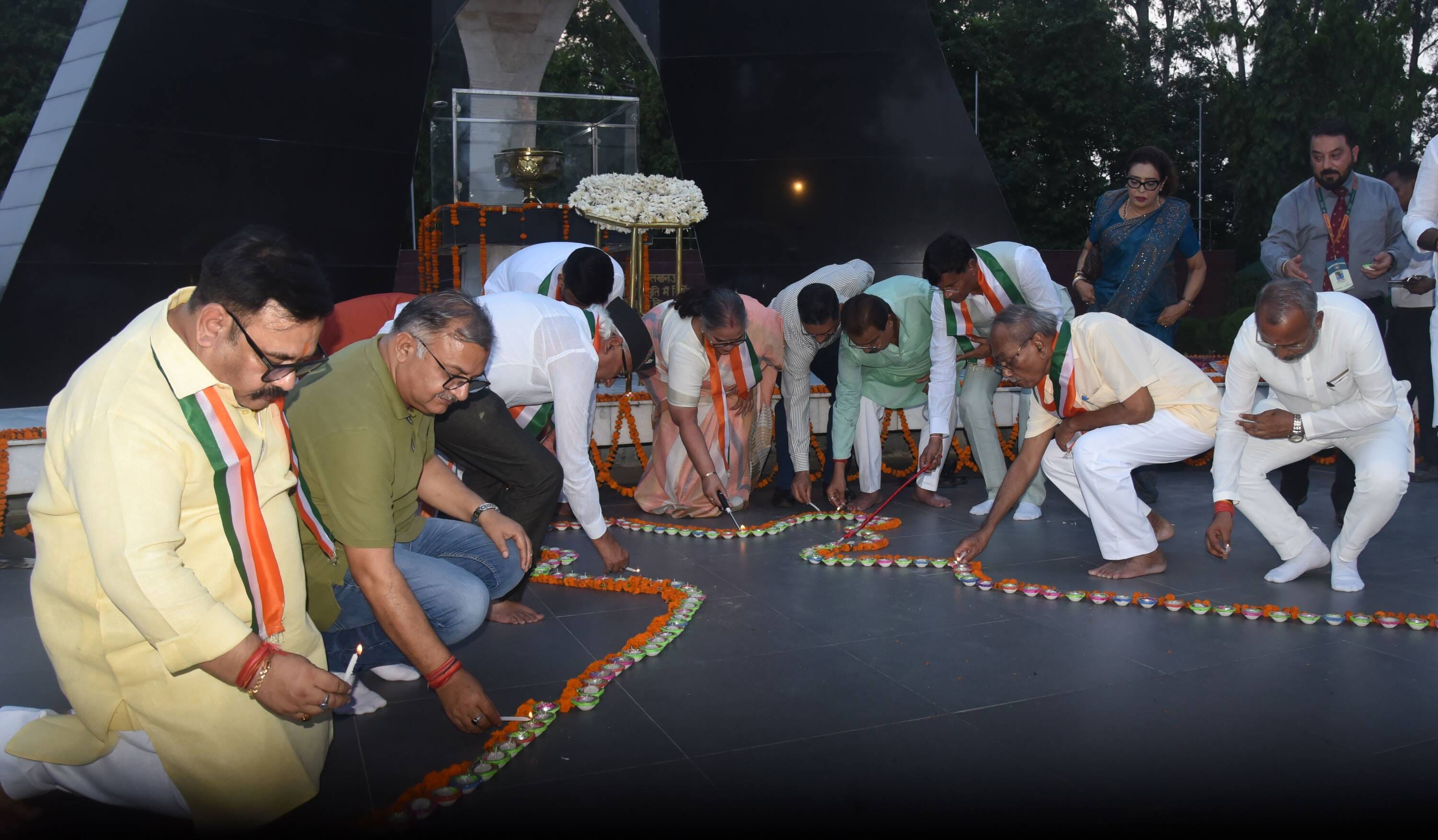 527 दीप प्रज्ज्वलित कर शहीदों को दी श्रद्धांजलि 527 दीप प्रज्ज्वलित कर शहीदों को दी श्रद्धांजलि