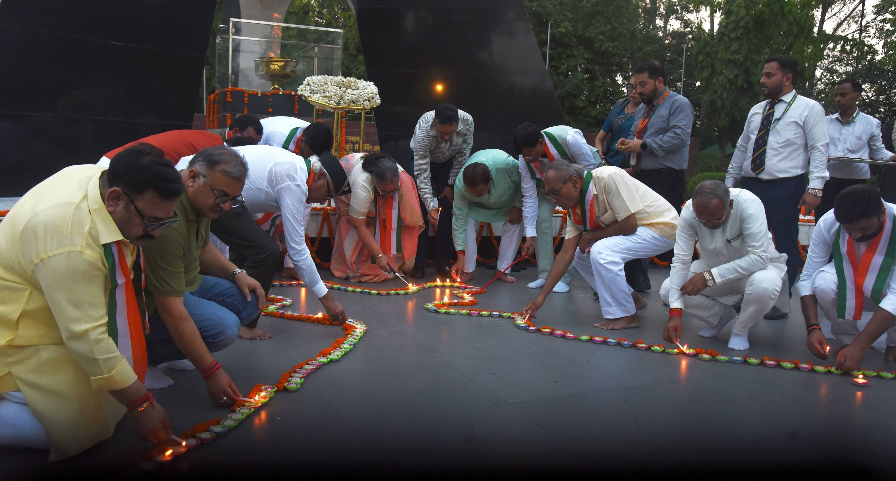 527 दीप प्रज्ज्वलित कर शहीदों को दी श्रद्धांजलि 527 दीप प्रज्ज्वलित कर शहीदों को दी श्रद्धांजलि