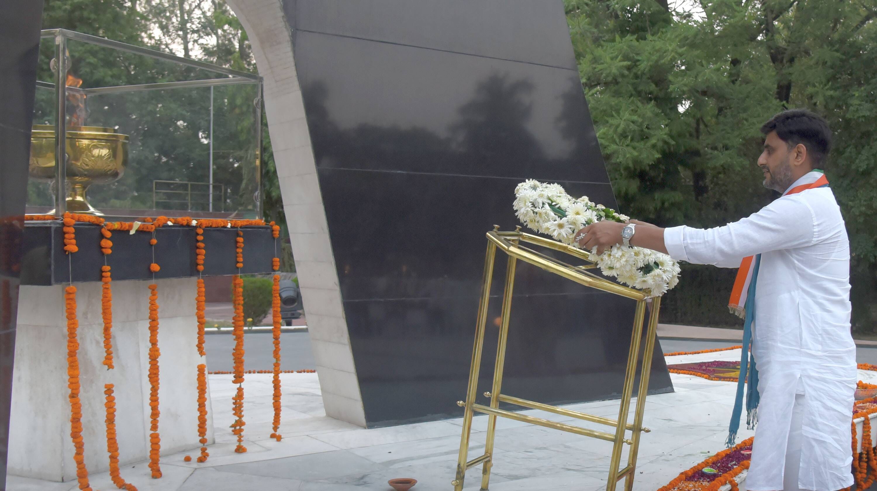 527 दीप प्रज्ज्वलित कर शहीदों को दी श्रद्धांजलि 527 दीप प्रज्ज्वलित कर शहीदों को दी श्रद्धांजलि