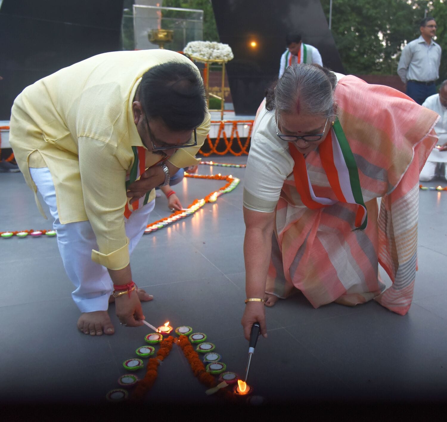 527 दीप प्रज्ज्वलित कर शहीदों को दी श्रद्धांजलि 527 दीप प्रज्ज्वलित कर शहीदों को दी श्रद्धांजलि