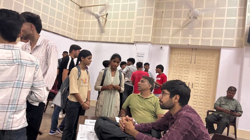 आरकेएसडी कॉलेज में दाखिलों के लिए पहुंचे विद्यार्थी। विज्ञप्ति