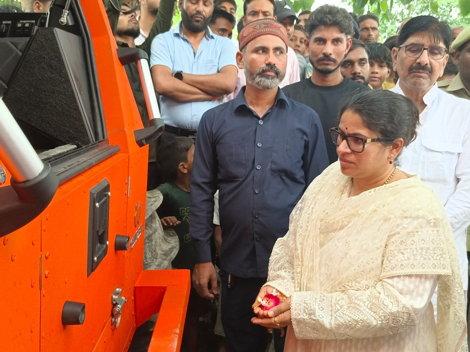 बाढ़ रेस्क्यू वाहन का उद्धाटन करती जिलाधिकारी प्रियंका निरंजन, विधायक प्रेमनरायन पांडेय व प्रती बाढ़ रेस्क्यू वाहन का उद्धाटन करती जिलाधिकारी प्रियंका निरंजन, विधायक प्रेमनरायन पांडेय व प्रती