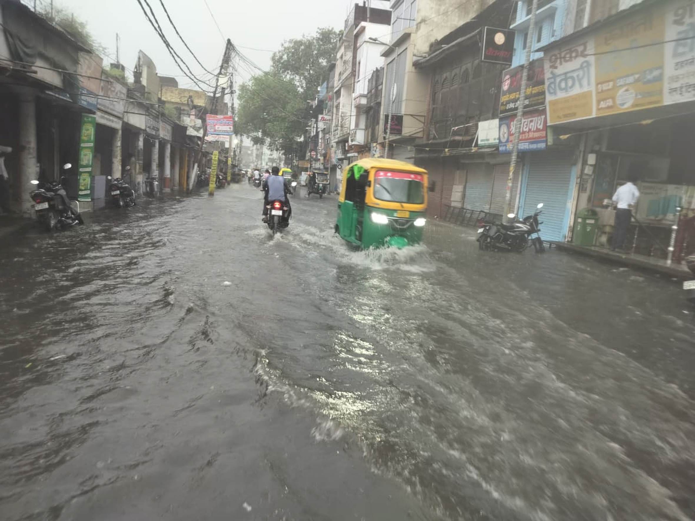बहराइच में बारिश के दौरान चौक बाजार में हुआ जलभराव। बहराइच में बारिश के दौरान चौक बाजार में हुआ जलभराव।