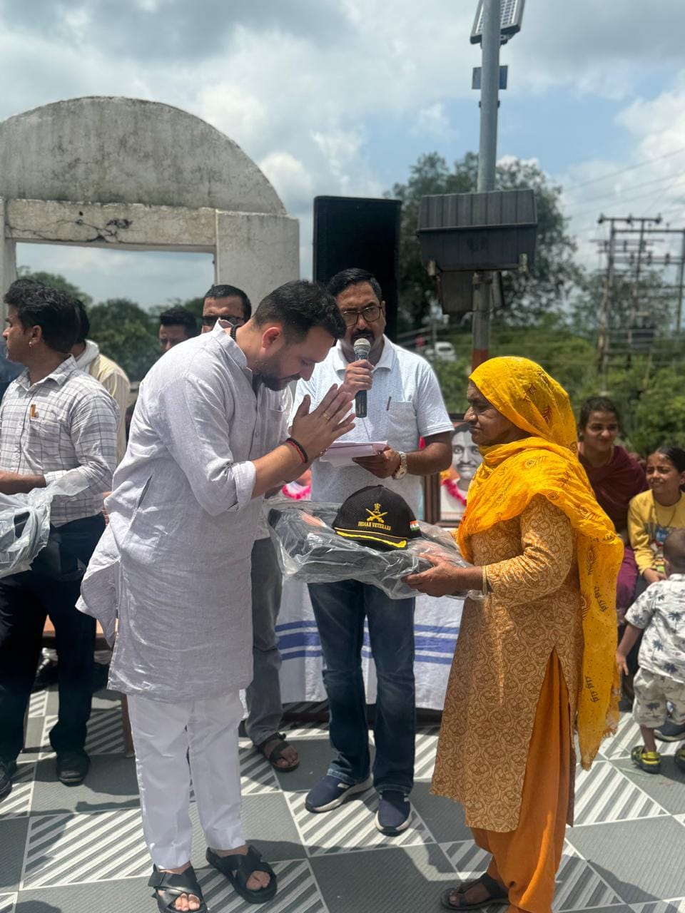 बड़सर में विजय कारगिल दिवस पर आयोजित कार्यक्रम में भाग लेते पूर्व सैनिक। स्रोत : जागरूक पाठक बड़सर में विजय कारगिल दिवस पर आयोजित कार्यक्रम में भाग लेते पूर्व सैनिक। स्रोत : जागरूक पाठक