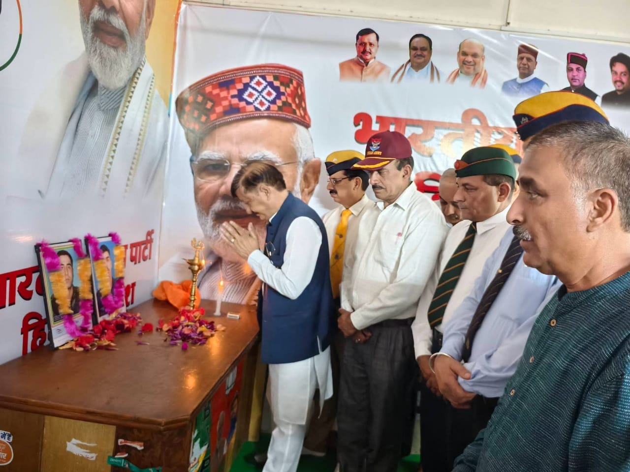 बड़सर में विजय कारगिल दिवस पर आयोजित कार्यक्रम में भाग लेते पूर्व सैनिक। स्रोत : जागरूक पाठक बड़सर में विजय कारगिल दिवस पर आयोजित कार्यक्रम में भाग लेते पूर्व सैनिक। स्रोत : जागरूक पाठक