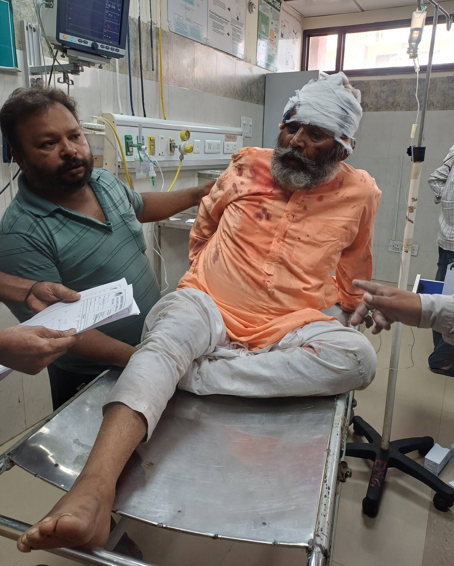 छावनी के नागरिक अस्पताल में उपचाराधीन रजनीश कुमार। संवाद