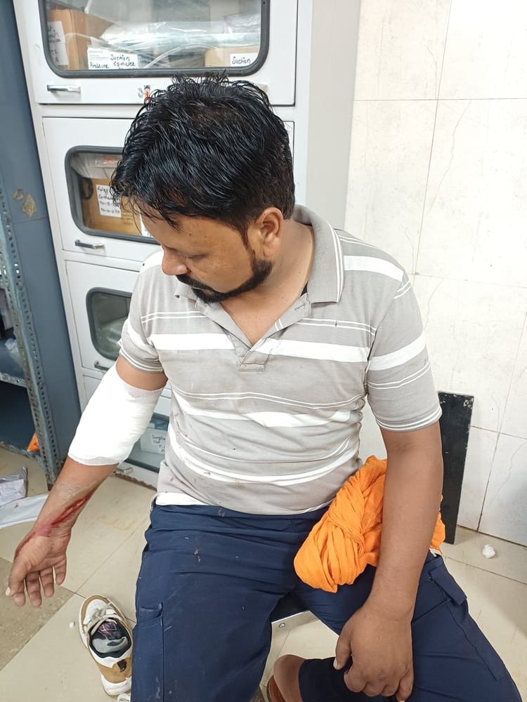 छावनी के नागरिक अस्पताल में उपचाराधीन रजनीश कुमार। संवाद