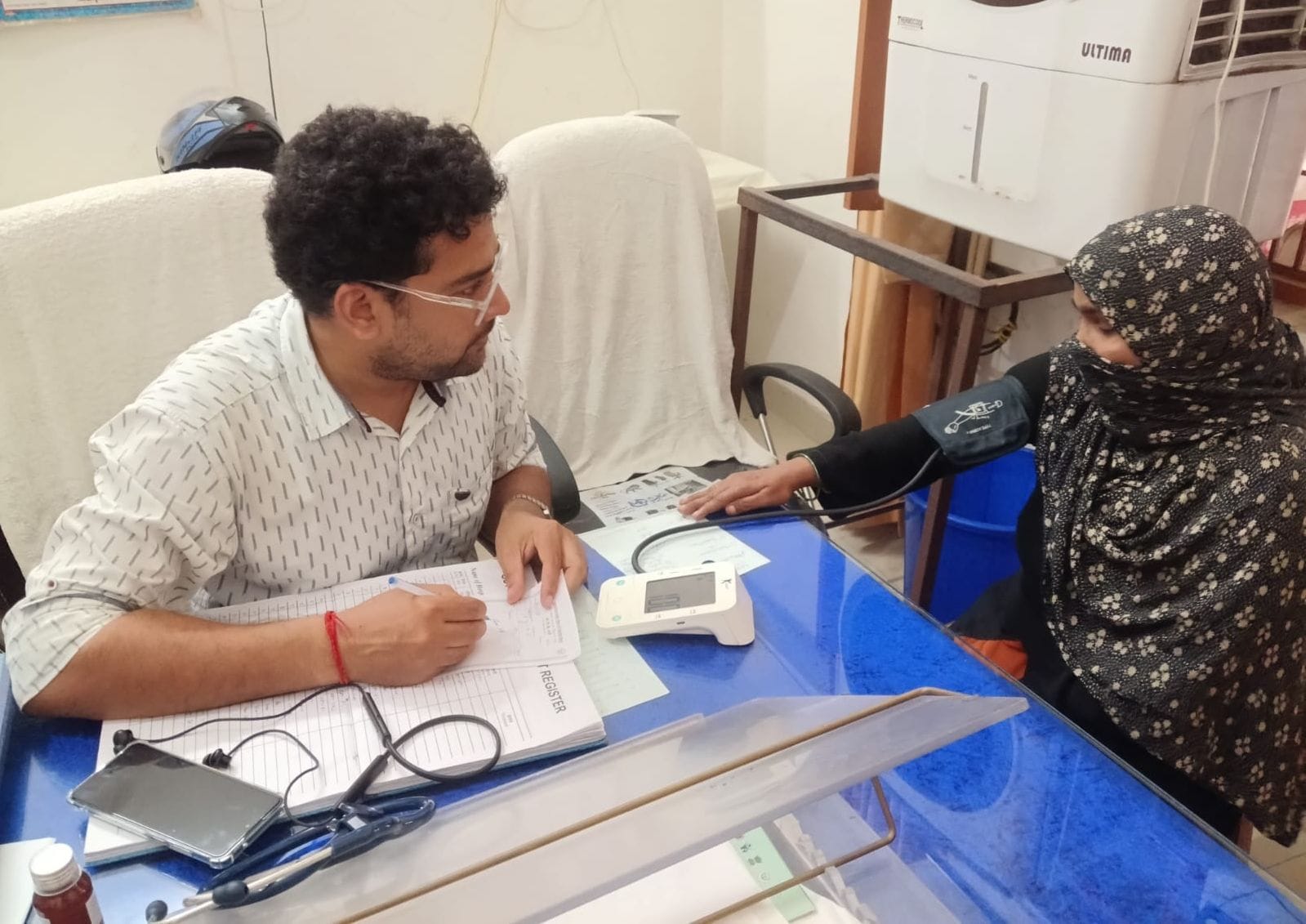 फोटो- 23- अर्बन पीएचसी चंदीपुरवा में मरीज का उपचार करते डॉ. मधुरम सिंह। संवाद