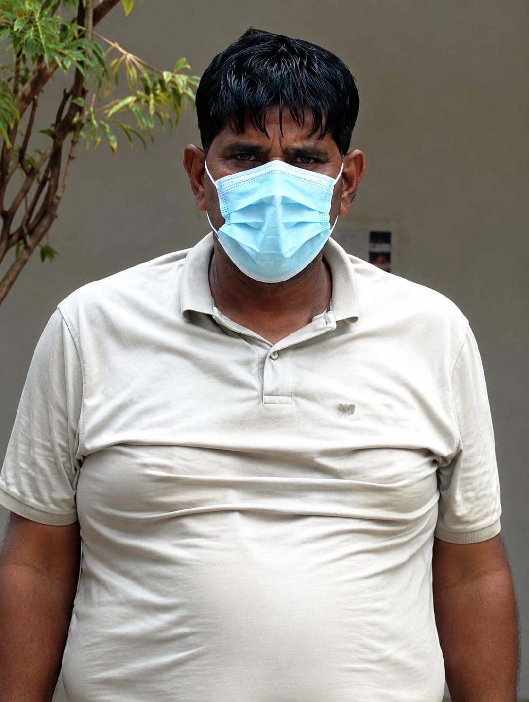 गंगोह कोतवाली में मौजूद मृत और लापता मजदूरों के परिजन व अन्य मजदूर स्रोत नागरिक