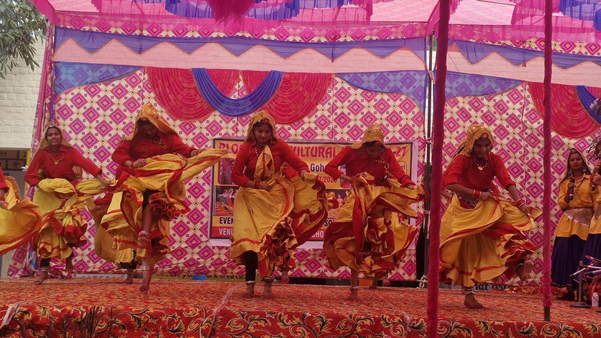 गोहाना ब्लॉक कल्चरल फेस्ट में अतिथियों के साथ उपस्थित शिक्षक एवं प्रतिभागी विद्यार्थी। स्रोत : 