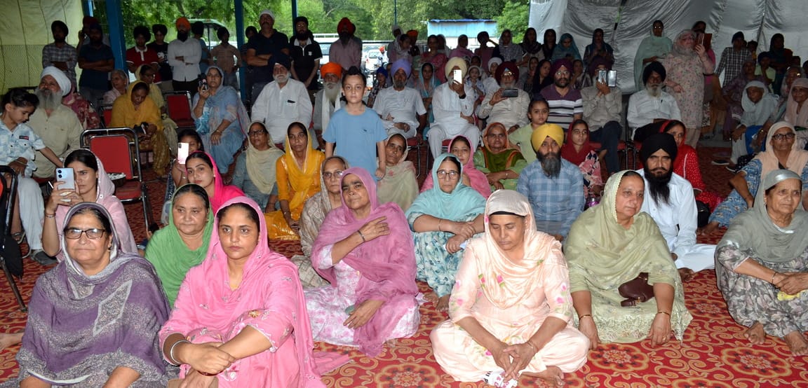  गुरुद्वारा नानकसर में आयोजित गतका मुकाबले में अपनी कला का प्रदर्शन करते प्रतिभागी। संवाद