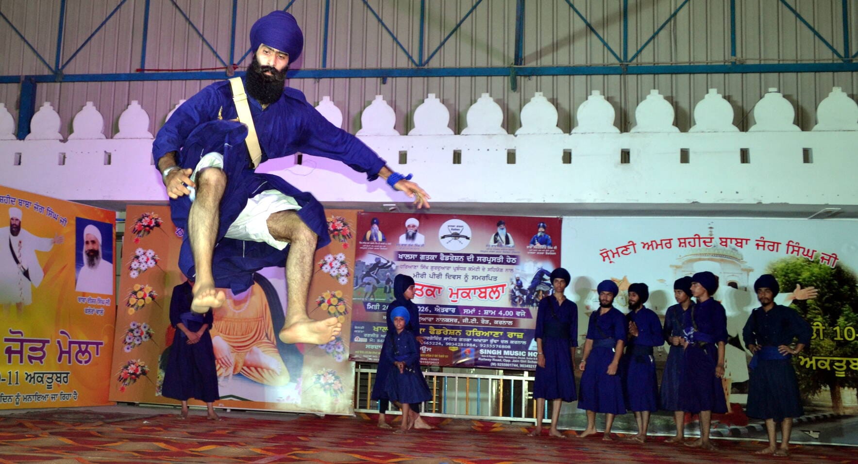  गुरुद्वारा नानकसर में आयोजित गतका मुकाबले में अपनी कला का प्रदर्शन करते प्रतिभागी। संवाद