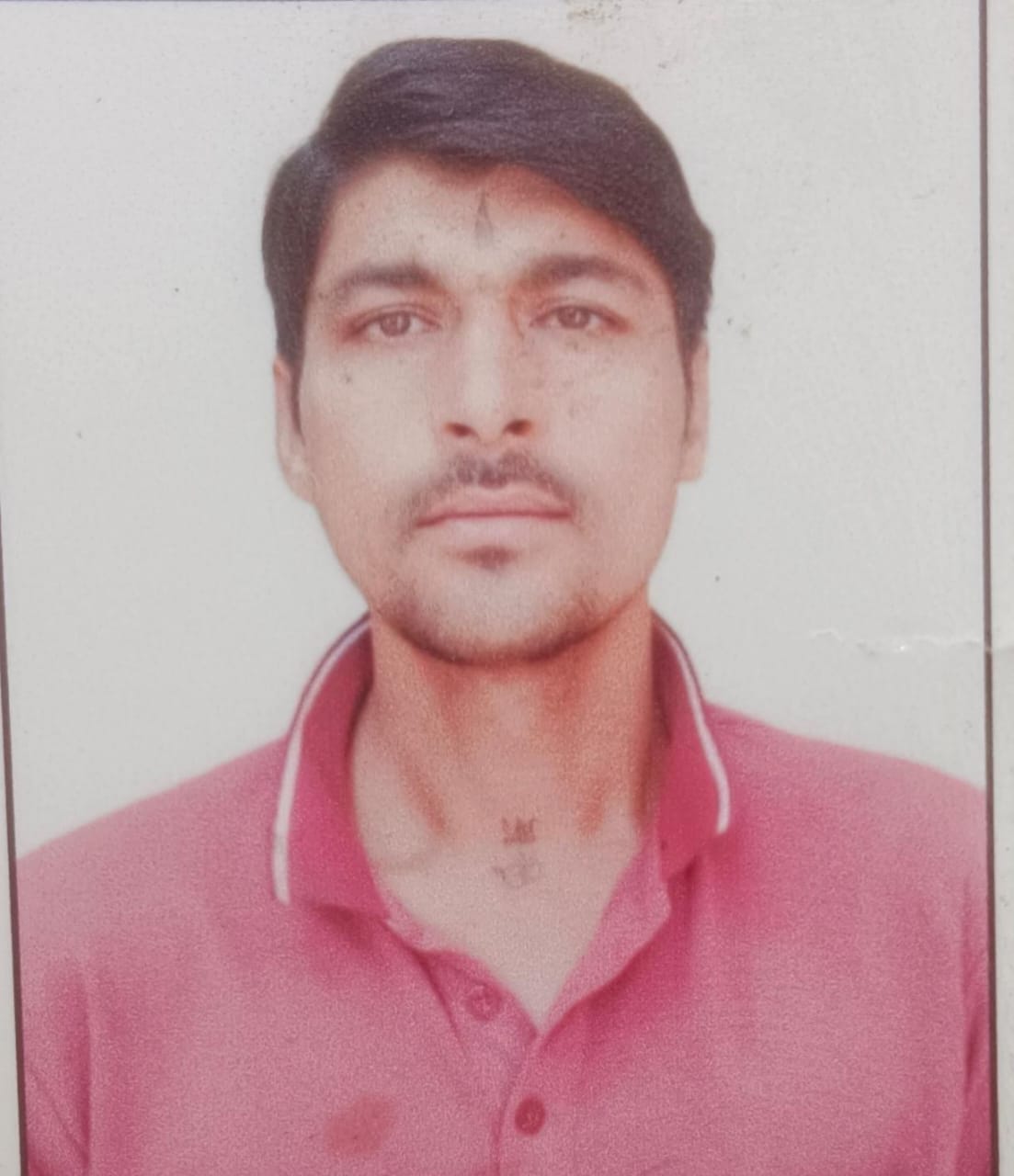 गांव हसनपुर लुहारी में युवक का शव मिलने मौके पर मौजूद लोग । संवाद गांव हसनपुर लुहारी में युवक का शव मिलने मौके पर मौजूद लोग । संवाद