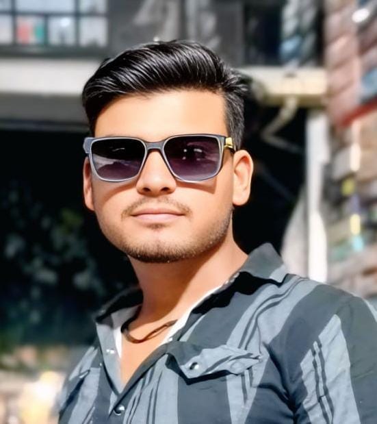 झिंझाना निवासी मोहसिन की मौत के बाद घर के बाहर जमा लोग। संवाद झिंझाना निवासी मोहसिन की मौत के बाद घर के बाहर जमा लोग। संवाद