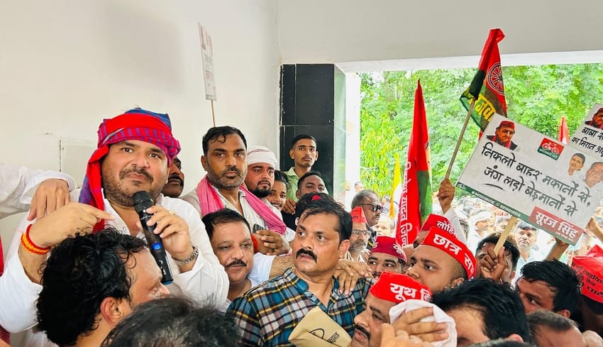 कलेक्ट्रेट में जुटे समाजवादी पार्टी के कार्यकर्ता। -संवाद