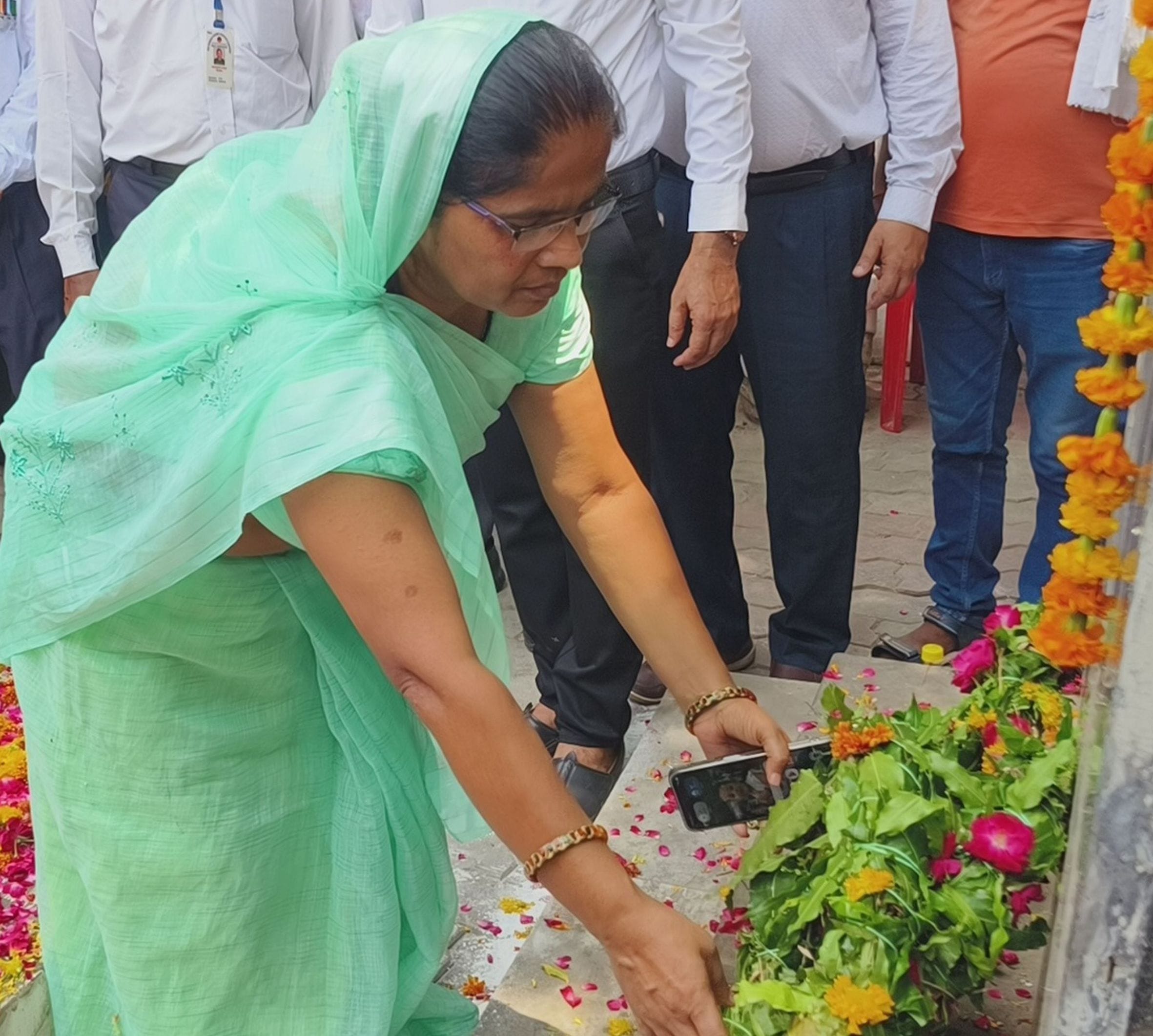 कारगिल विजय दिवस पर शहीद चौक में शहीदों को श्रद्धांजलि देने के बाद भारत माता की जय के नारे लगात