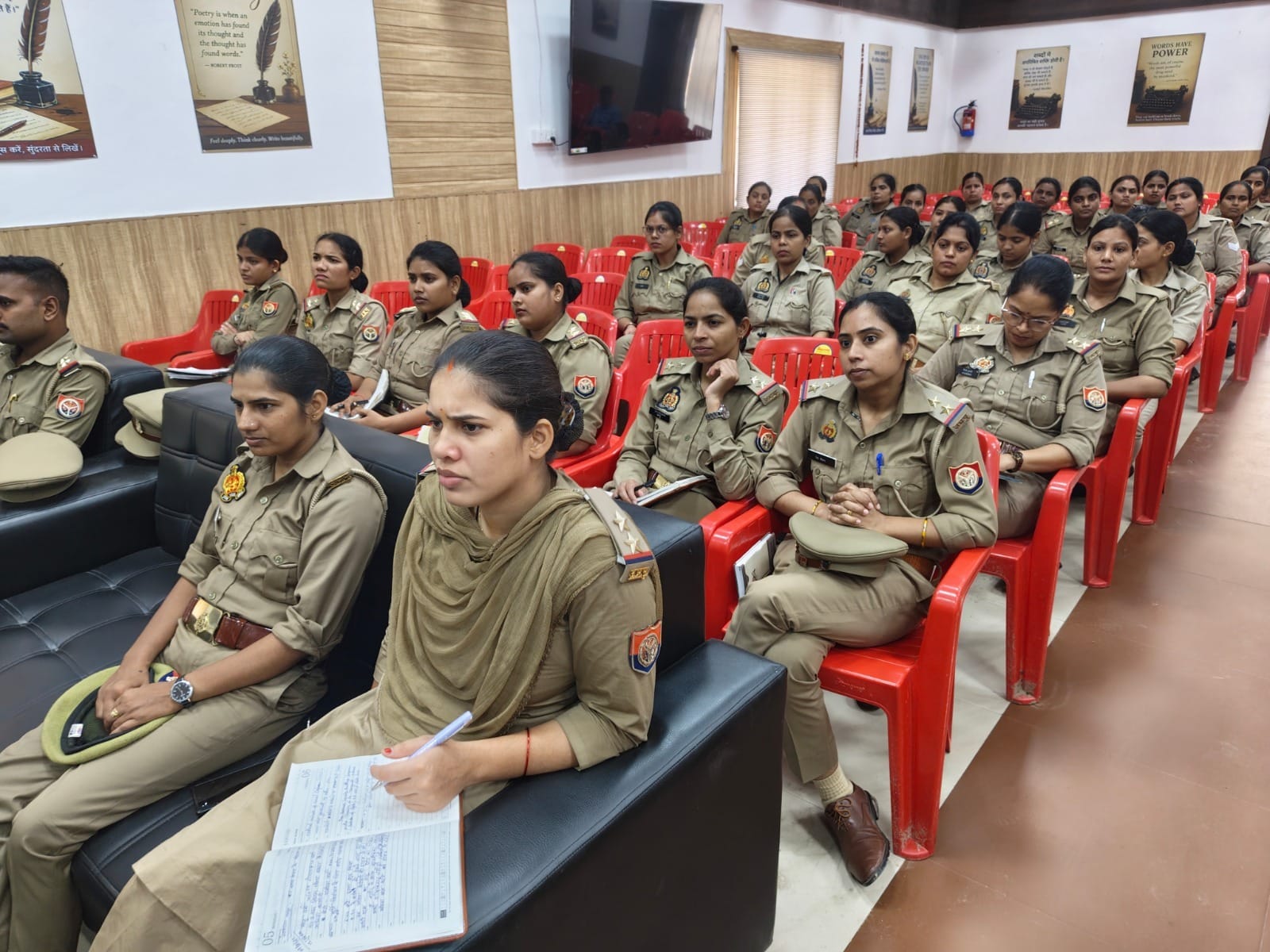 कार्यशाला में शामिल उत्तर प्रदेश ट्रांसजेंडर कल्याण बोर्ड की सलाहकार देविका देवेंद्र मंगलमुखी औ कार्यशाला में शामिल उत्तर प्रदेश ट्रांसजेंडर कल्याण बोर्ड की सलाहकार देविका देवेंद्र मंगलमुखी औ