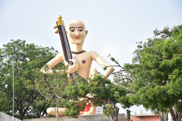 खेरेश्वर मंदिर में शिवलिंग पर लगा फव्वारा। संवाद खेरेश्वर मंदिर में शिवलिंग पर लगा फव्वारा। संवाद