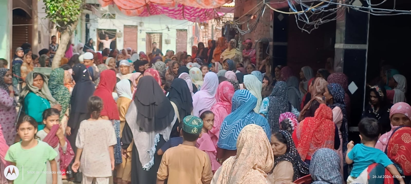 लोनी। प्रेम नगर कॉलोनी में रिजवाना की हत्या के बाद खड़े पुलिसकर्मी। संवाद