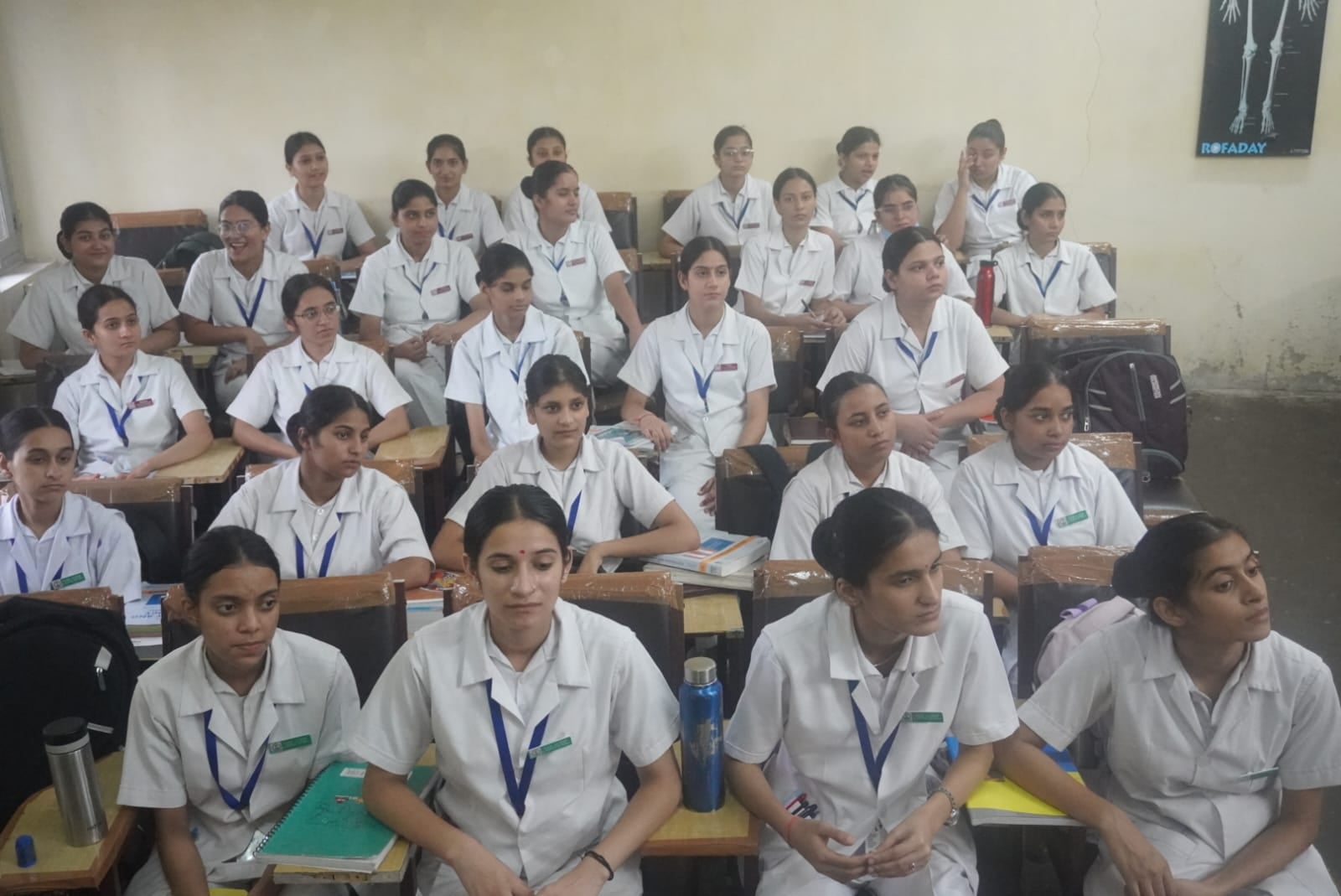 मेडिकल कॉलेज में आयोजित जागरूता कार्यक्रम में सोटो के पदाधिकारी को सम्मानित करतीं प्रधानाचार्