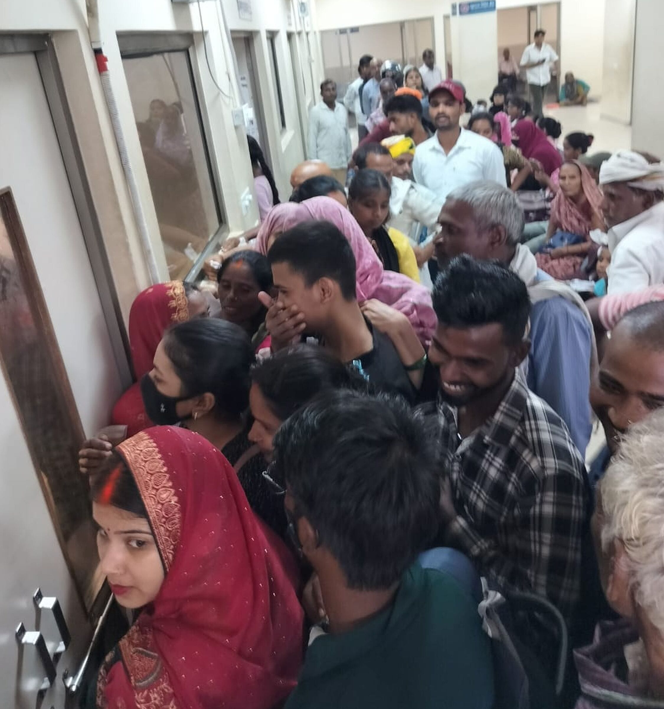मेडिकल कॉलेज में दवा काउंटर पर लगी कतारें। मेडिकल कॉलेज में दवा काउंटर पर लगी कतारें।