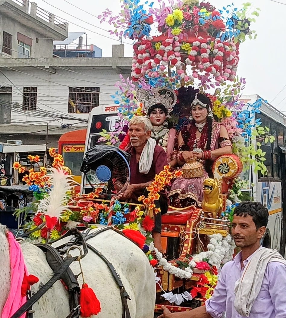 महाराजा दक्ष प्रजापति जयंती पर निकली  शोभायात्रा में पूजा अर्चना करते अतिथि। (मवाना)