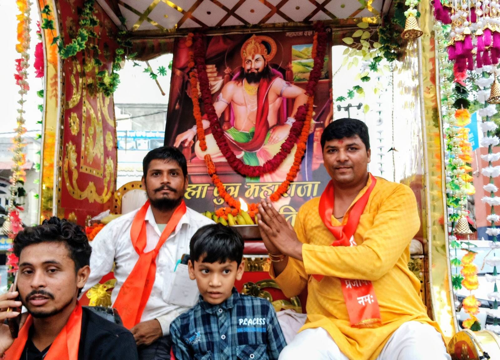 महाराजा दक्ष प्रजापति जयंती पर निकली  शोभायात्रा में पूजा अर्चना करते अतिथि। (मवाना)