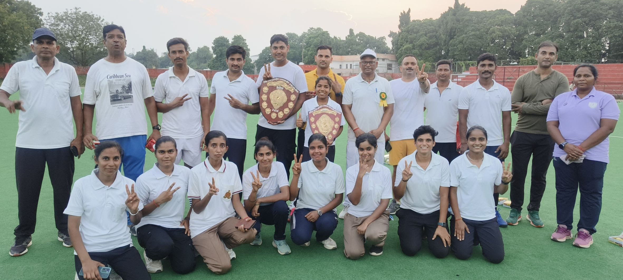 मोतीलाल नेहरू स्टेडियम में आयोजित हॉकी प्रतियोगिता मैच के फाइनल में सम्मानित हुए विजेता लखनऊ टी मोतीलाल नेहरू स्टेडियम में आयोजित हॉकी प्रतियोगिता मैच के फाइनल में सम्मानित हुए विजेता लखनऊ टी