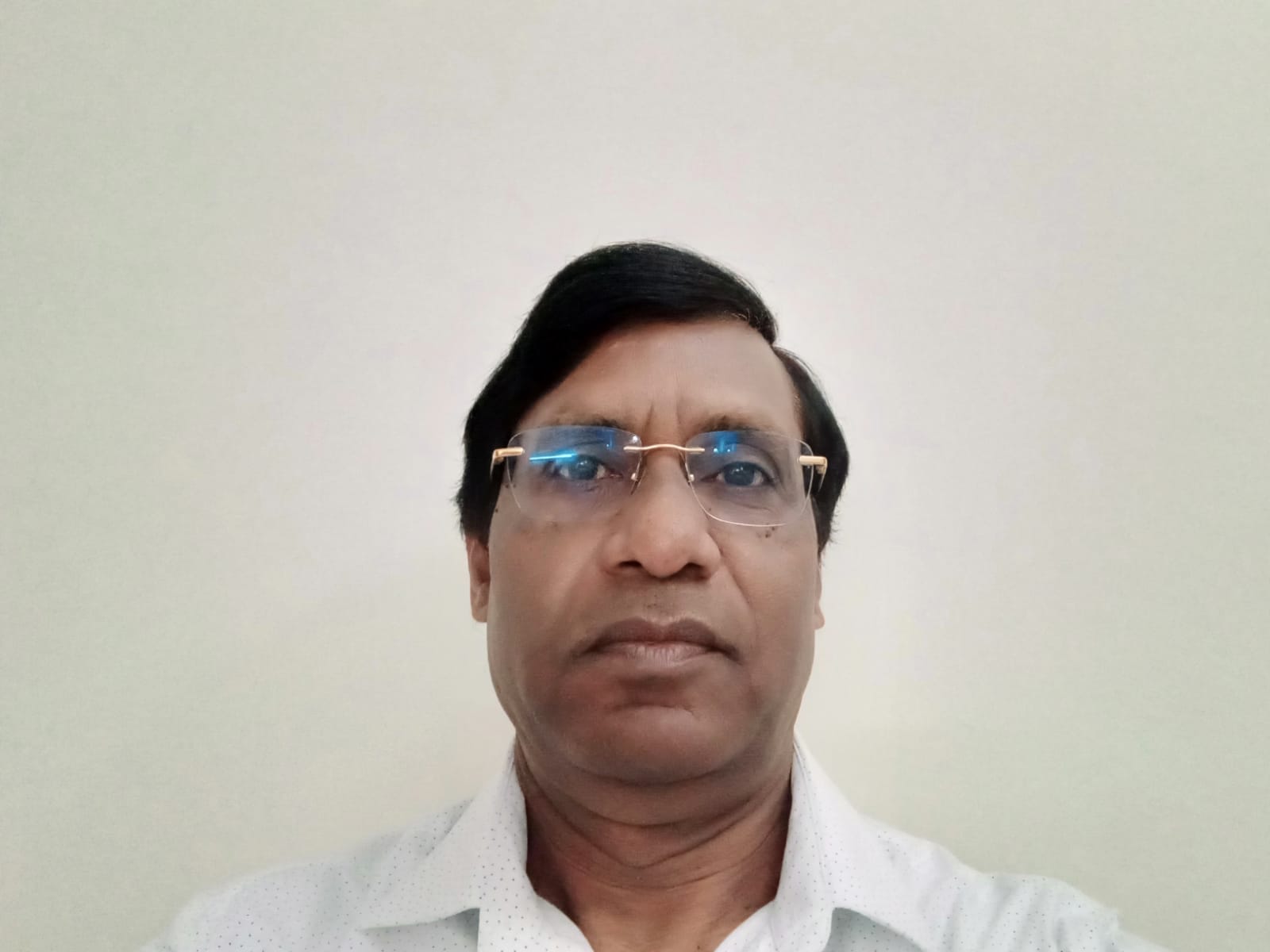 नोएडा सेक्टर 62 रजत विहार में पानी की समस्या से परेशान लोग इस तरह टैंकर से भर रहे हैं पानी।