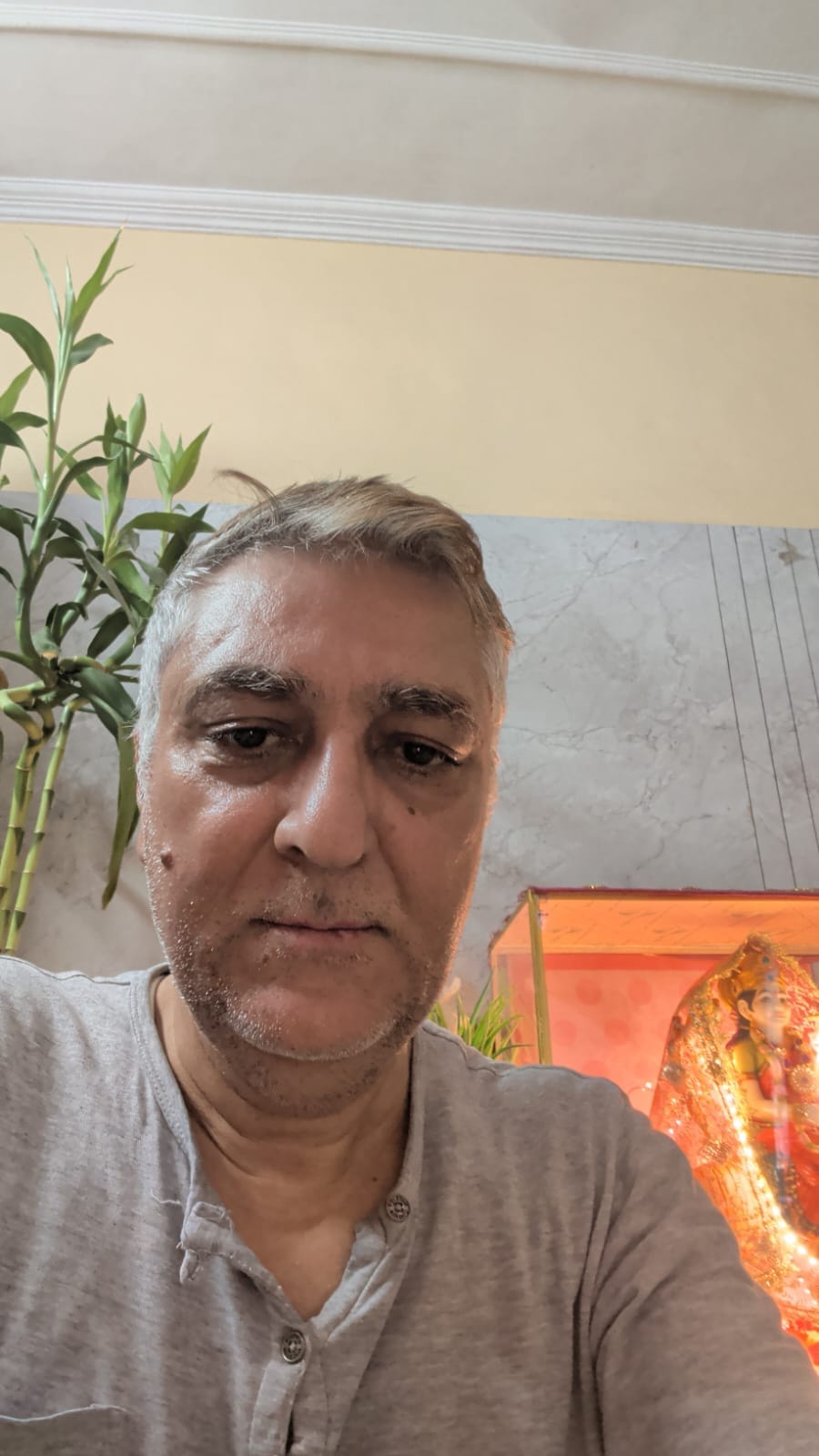 नोएडा सेक्टर 62 रजत विहार में पानी की समस्या से परेशान लोग इस तरह टैंकर से भर रहे हैं पानी।