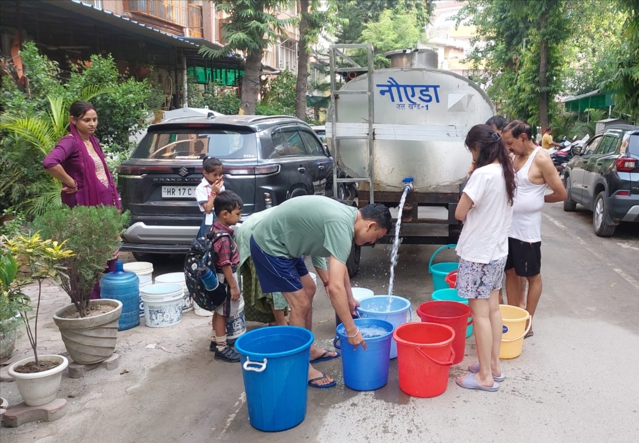 नोएडा सेक्टर 62 रजत विहार में पानी की समस्या से परेशान लोग इस तरह टैंकर से भर रहे हैं पानी।