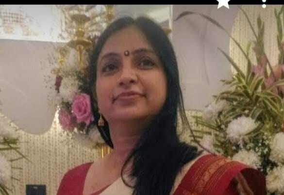 नोएडा सेक्टर 62 रजत विहार में पानी की समस्या से परेशान लोग इस तरह टैंकर से भर रहे हैं पानी।