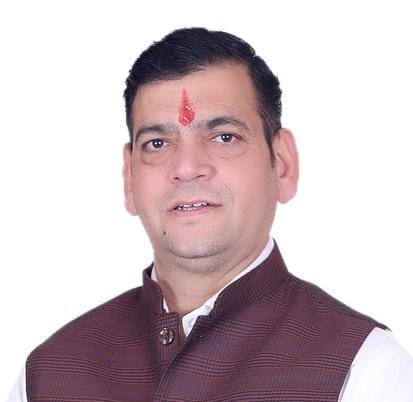नोएडा सेक्टर 62 रजत विहार में पानी की समस्या से परेशान लोग इस तरह टैंकर से भर रहे हैं पानी।