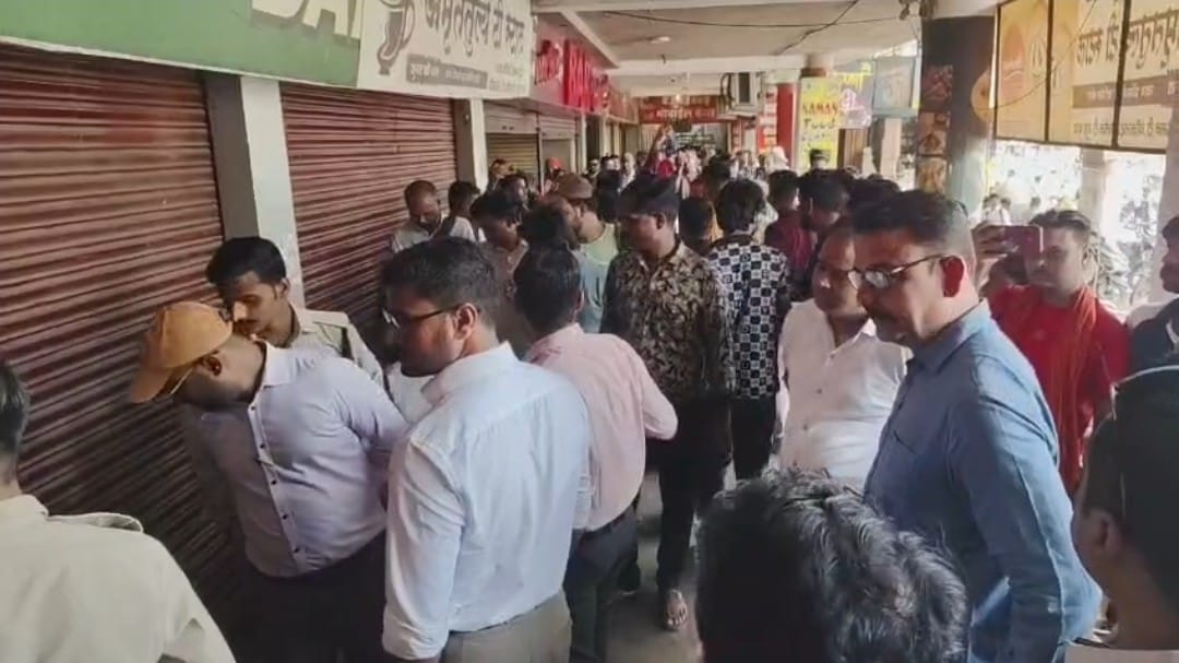 नगर निगम ने करोड़ो की वसूली के लिए 7 दुकानें की सीज नगर निगम ने करोड़ो की वसूली के लिए 7 दुकानें की सीज
