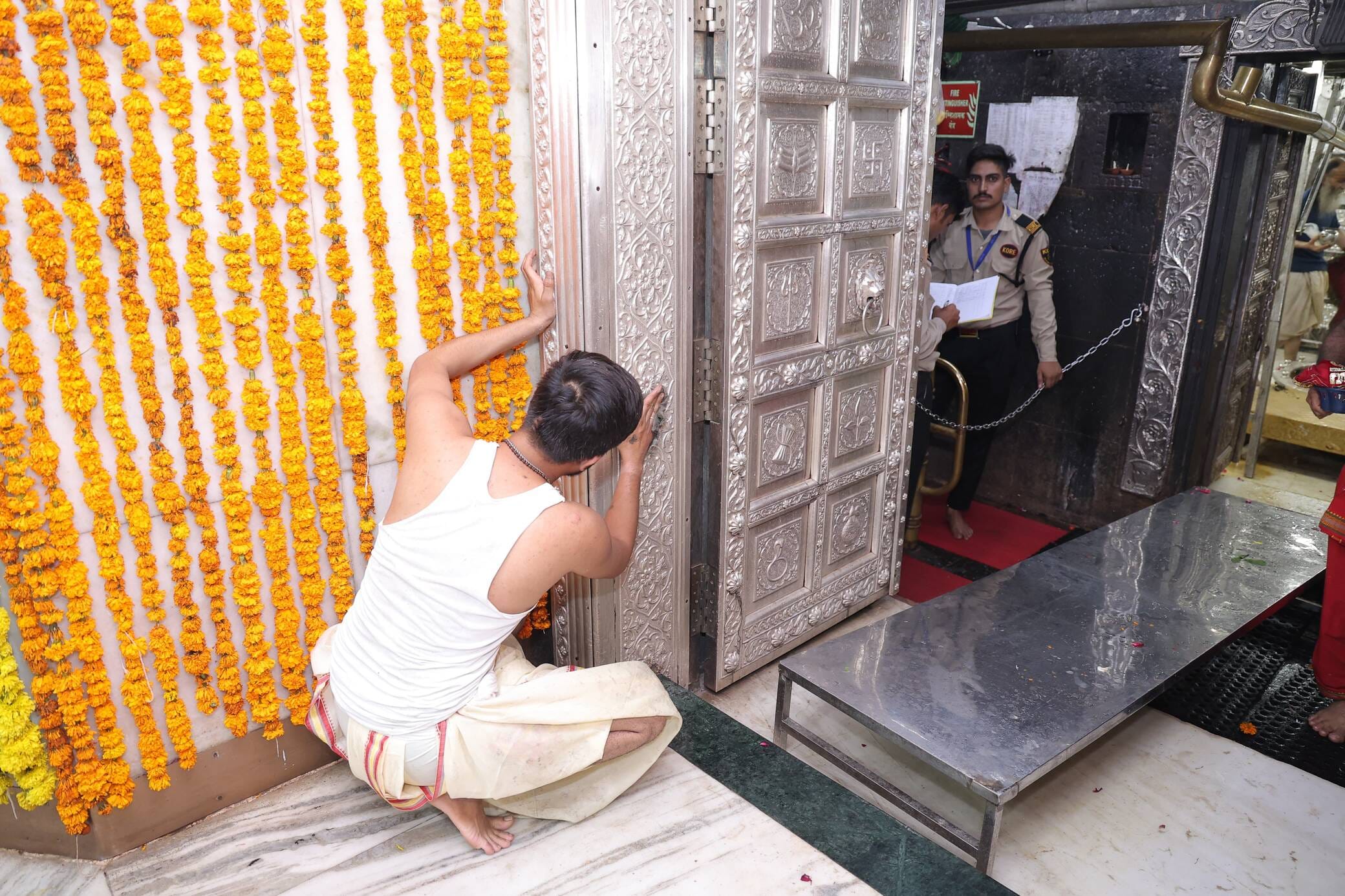 नन्दी की सफाई करते सुशील वशिष्ठ श्रद्धालु
